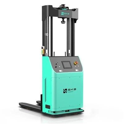 Veicolo guidato automatizzato nel magazzino del carrello elevatore
